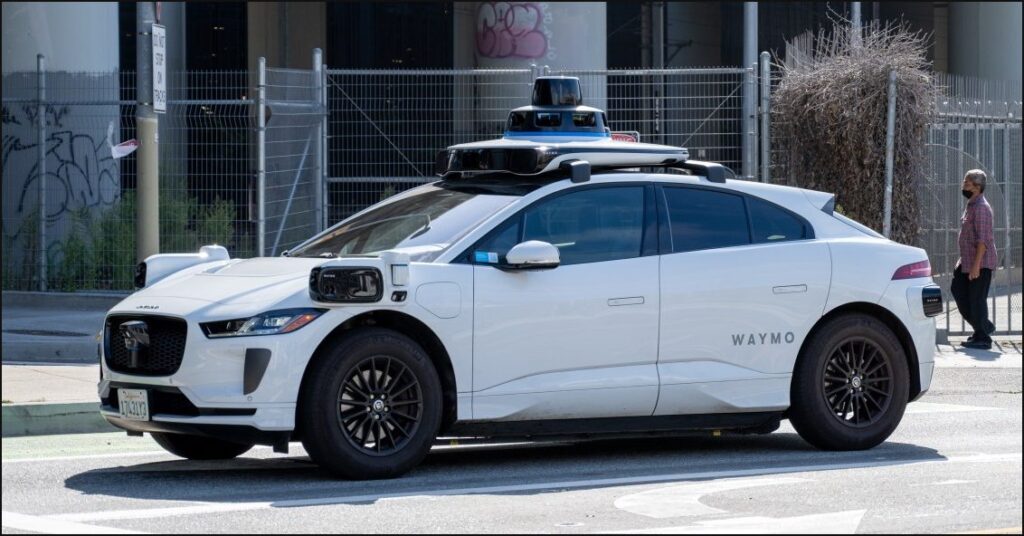 Waymo под следствием за опасное вождение рядом со школьными автобусами